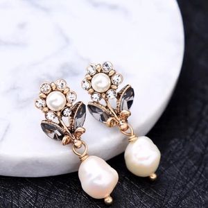 Dazzling pearl earrings NWOT✨